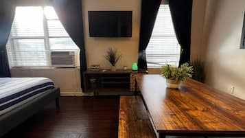 Iron/ironing board, free WiFi, bed sheets