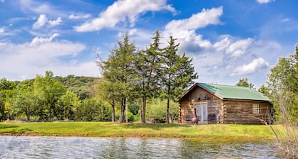Cozy Lakeside Log Cabin. Private Lake, Peaceful & Secluded. Pet-friendly!