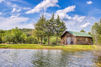 Cozy Lakeside Log Cabin. Private Lake, Peaceful & Secluded. Pet-friendly!