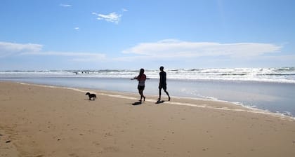 Fancy the ocean? 200 m from the beach, all comforts, swimming pool, wifi, bed linen and parking.