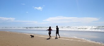 Fancy the ocean? 200 m from the beach, all comforts, swimming pool, wifi, bed linen and parking.