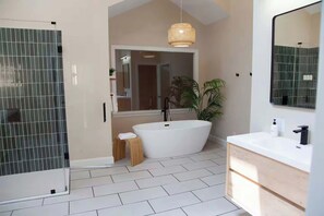 Bathtub, hair dryer, towels - Luxury Lakeview Retreat Hot Tub, Gym & Theatre (Canandaigua)