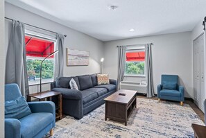 2 Queen Beds, 1-Bedroom Suite, Living Room, Non-Smoking | Escrivaninha, espaço de trabalho para notebook, cortinas blackout