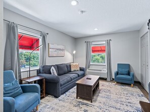 2 Queen Beds, 1-Bedroom Suite, Living Room, Non-Smoking | 書桌、手提電腦工作空間、遮光窗簾/窗簾、熨斗/熨衫板