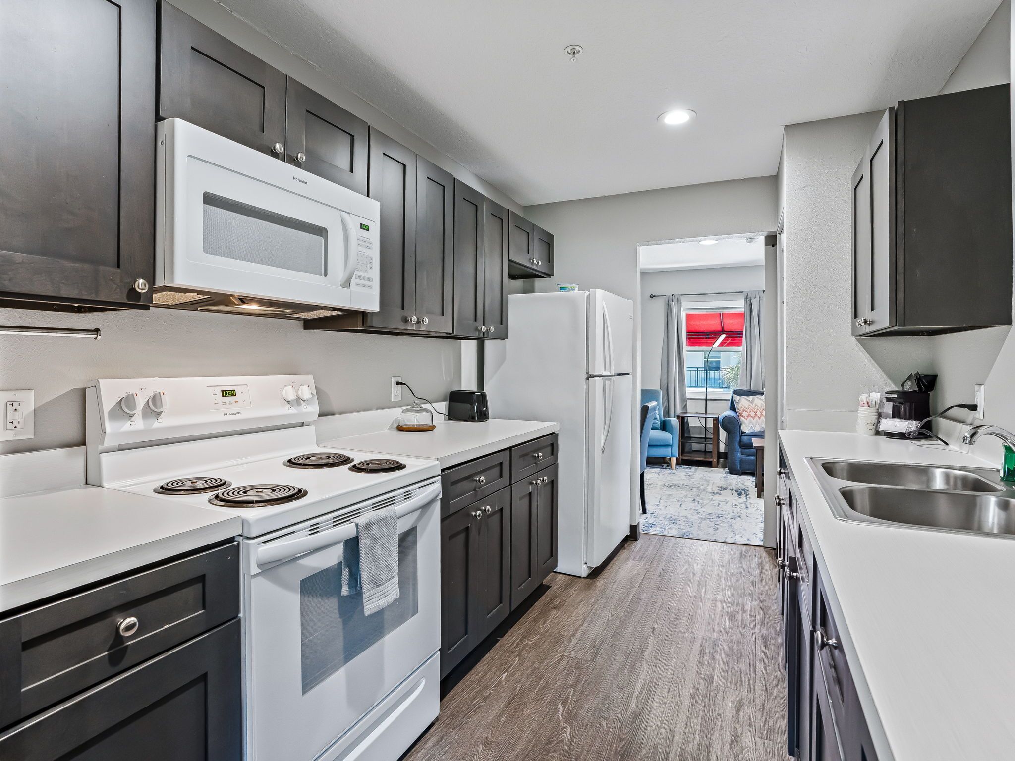 2 Queen Beds, 1-Bedroom Suite, Living Room, Non-Smoking | Private kitchen | Full-sized fridge, microwave, oven, stovetop