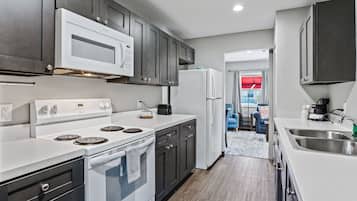 2 Queen Beds, 1-Bedroom Suite, Living Room, Non-Smoking | Cuisine privée | Réfrigérateur grande capacité avec congélateur, four à micro-ondes