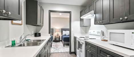 Full-size fridge, microwave, oven, stovetop