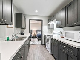 Full-size fridge, microwave, oven, stovetop