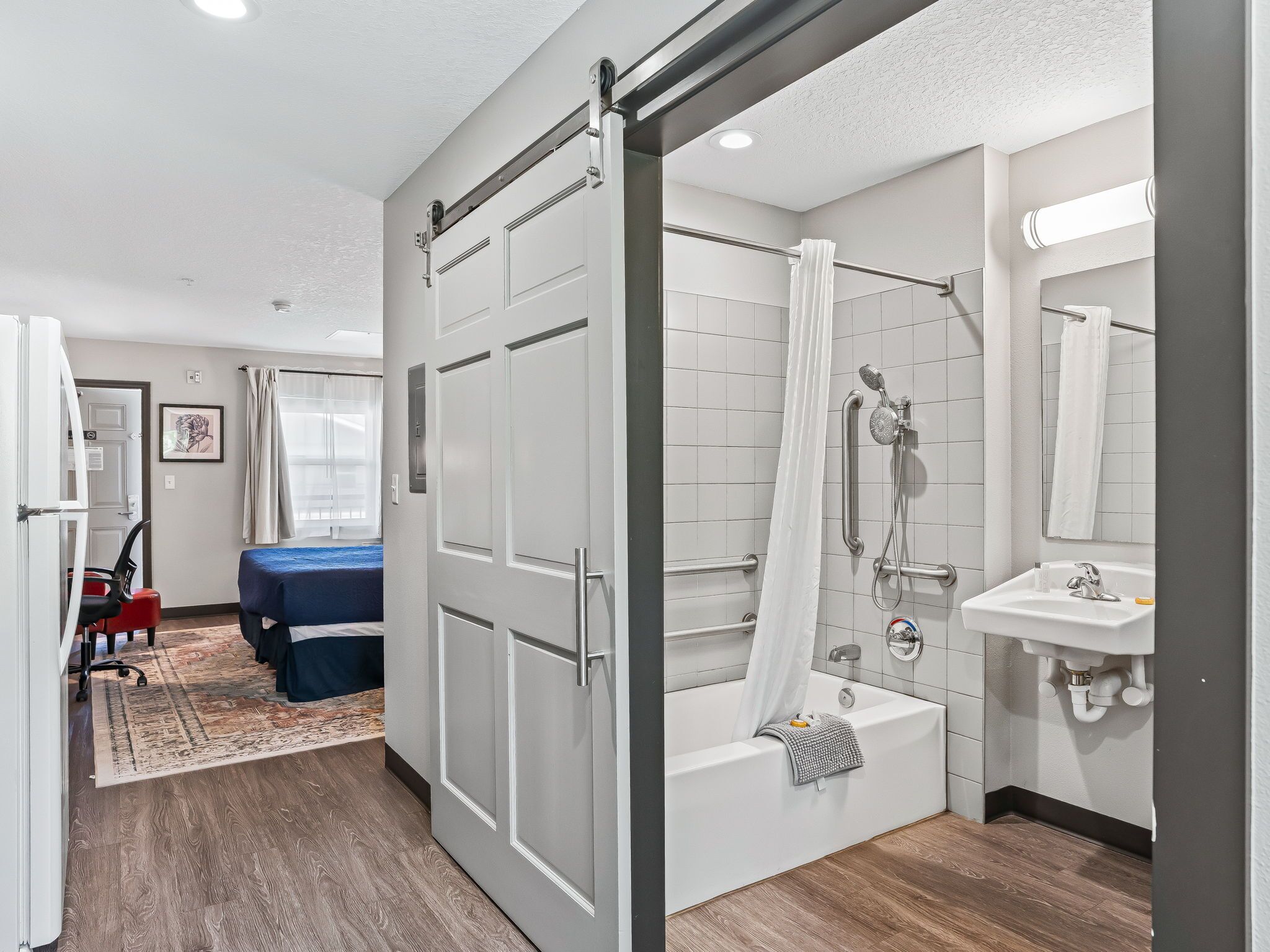 Combined shower/tub, designer toiletries, hair dryer, towels