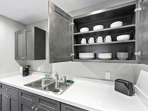 Suíte família | Cozinha privada | Geladeira grande, micro-ondas, fogão, cooktop