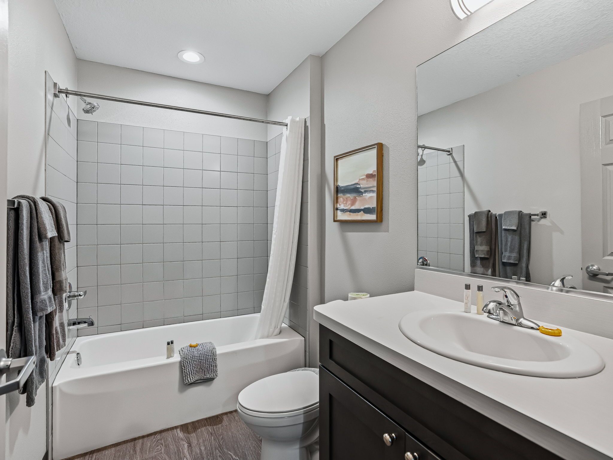 Une salle de bain moderne avec une baignoire, des toilettes et un lavabo.