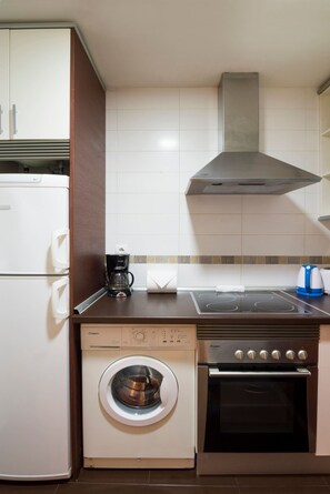 Frigorífico, microondas, horno y placa de cocina