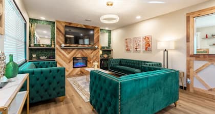 Stylish and funky, minutes away from everything NWA has to offer!