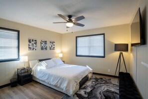 3 bedrooms, desk, iron/ironing board, travel crib