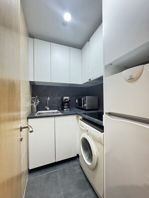 Fridge, microwave, stovetop, coffee/tea maker