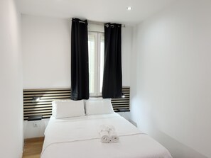 2 chambres, coffres-forts dans les chambres, fer et planche à repasser