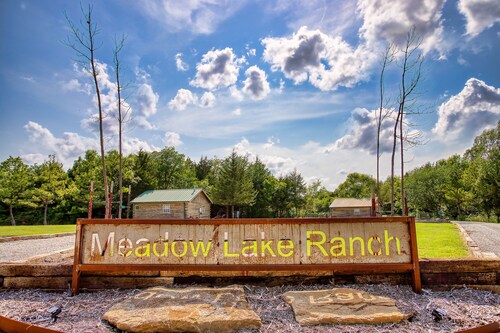 Blufftop cabin with private patio and gorgeous views! Pet-friendly!