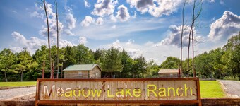 Blufftop cabin with private patio and gorgeous views! Pet-friendly!