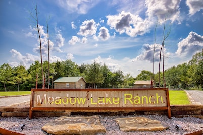 Blufftop cabin with private patio and gorgeous views! Pet-friendly!