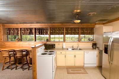 Blufftop cabin with private patio and gorgeous views!