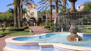 Property grounds - Vista Cay Lakeview Elysium. Walk to Epic Universe and the OCCC (Orlando)