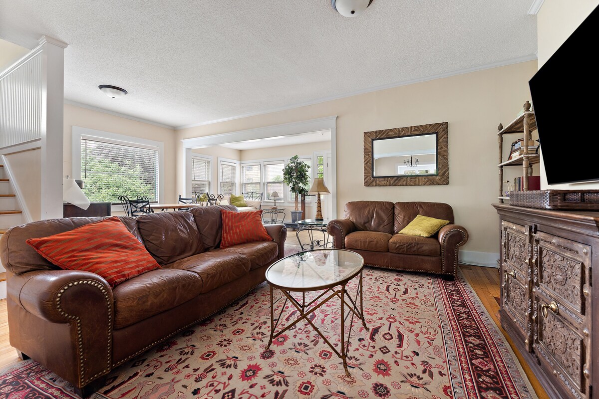 Cozy Historical Home-Trendy Lakes Area- 3 Bedroom 1 & 1/2 Bath