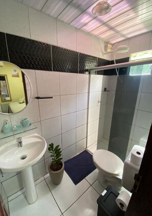 Standard-Doppelzimmer | Badezimmer | Dusche, Regendusche, Handtücher, Seife