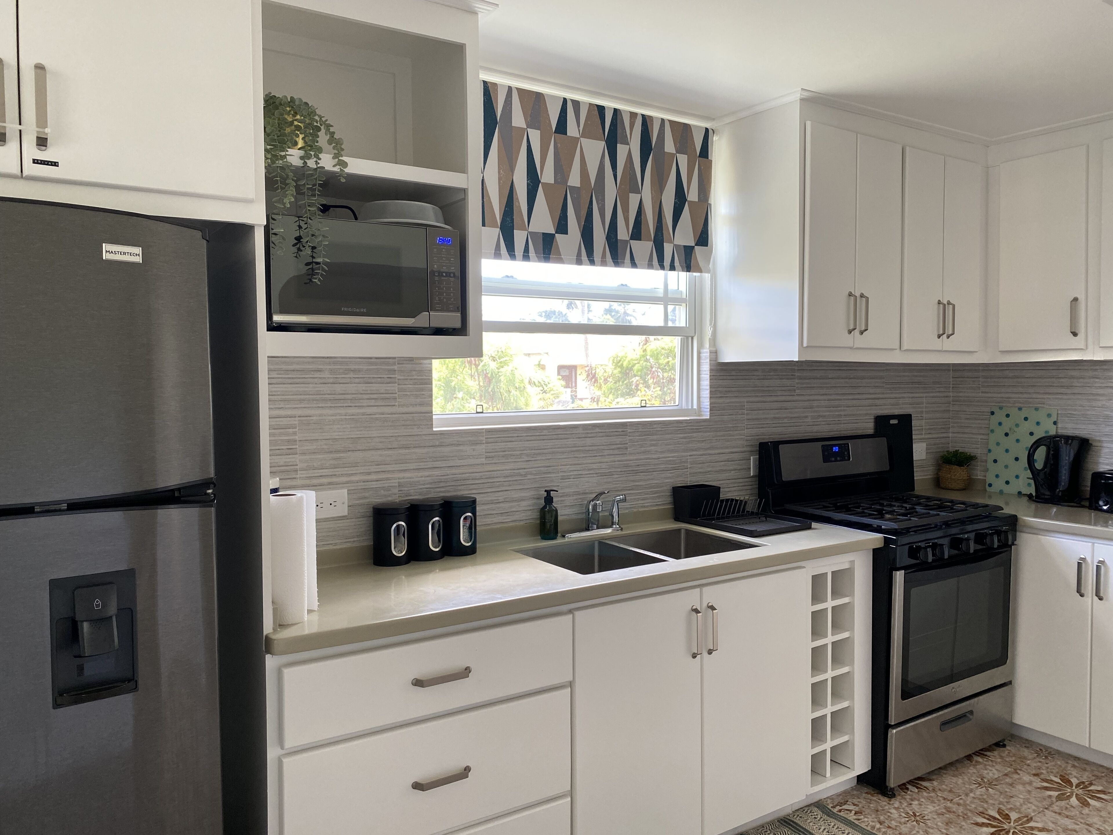 Kylskåp, mikrovågsugn, ugn och spishäll