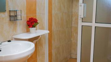 Dusche, Whirlpool, Handtücher, Seife