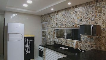 Chalé | Cozinha privada | Geladeira grande, micro-ondas, fogão, liquidificador