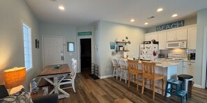 Dining - 1st Level w/updates, family-friendly, 5 mins to beach, w/pool access, sleeps 6 (Sunset Beach)