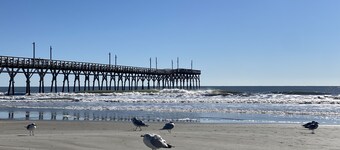 1st Level w/updates, family-friendly, 5 mins to beach, w/pool access, sleeps 6