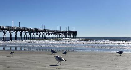 1st Level w/updates, family-friendly, 5 mins to beach, w/pool access, sleeps 6