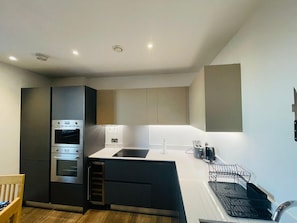 Appartamento, 2 letti queen | Cucina privata | Frigorifero, microonde, forno, piano cottura