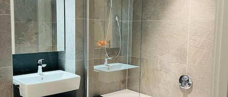 Apartment, 2 Queen Beds | Bathroom
