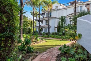 Property grounds - Magnificent Flat in Puerto Banus * Pool * Parking (Marbella)