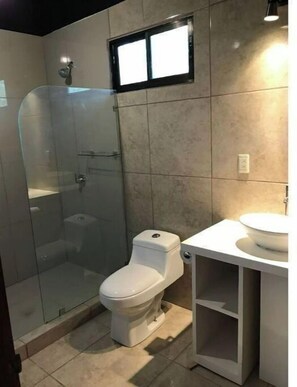 Shower - Blue Morpho House (Puntarenas)