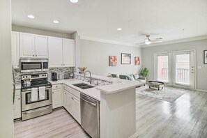 Refrigerador, microondas, parrilla de estufa y lavavajillas 