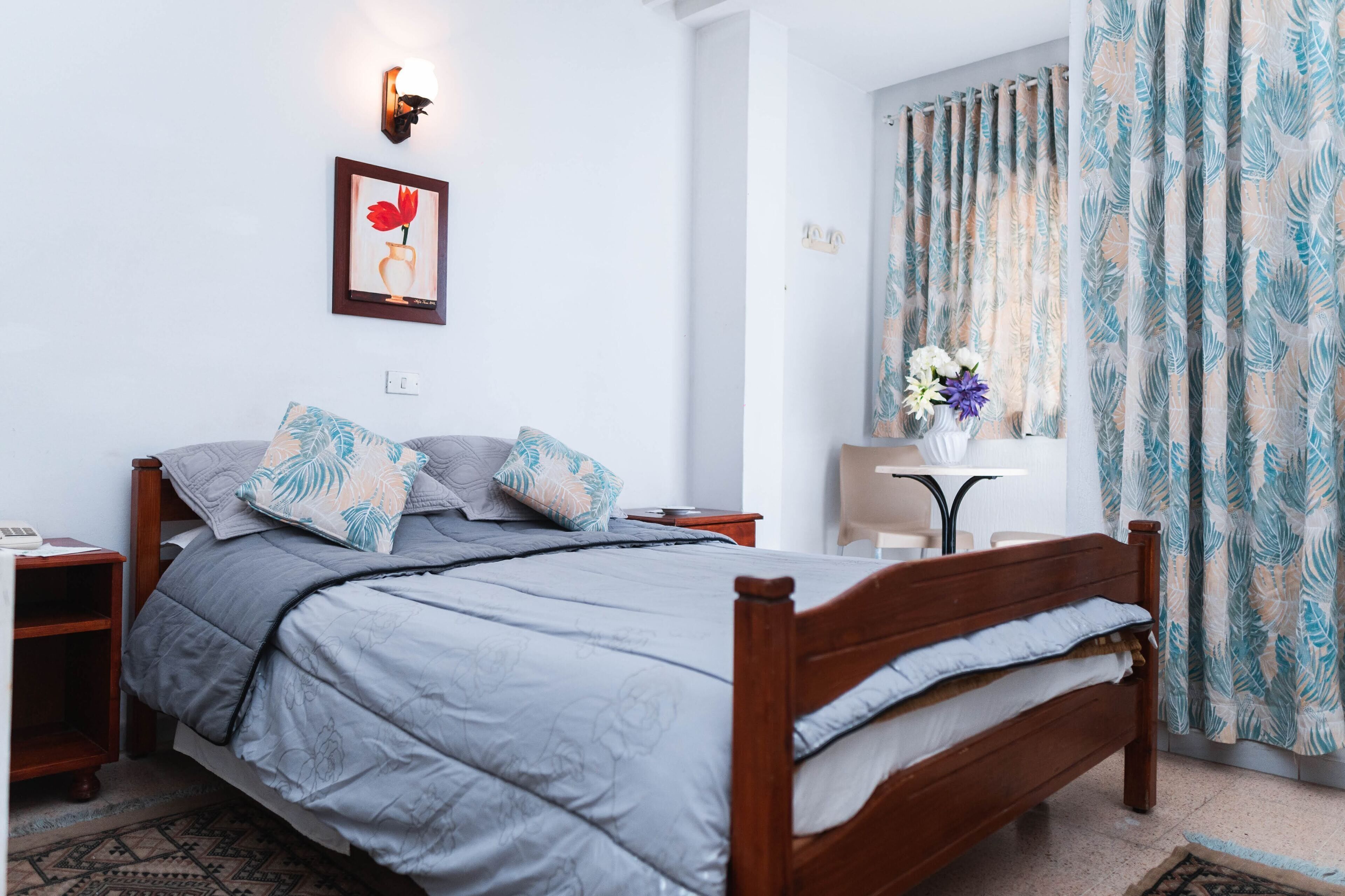 Premium bedding, down comforters, minibar, desk