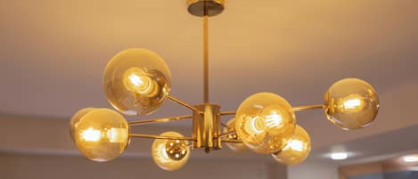 Un candelabro con múltiples bombillas esféricas de vidrio.