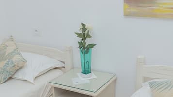 Luxe beddengoed, donsdekens, een minibar, een bureau