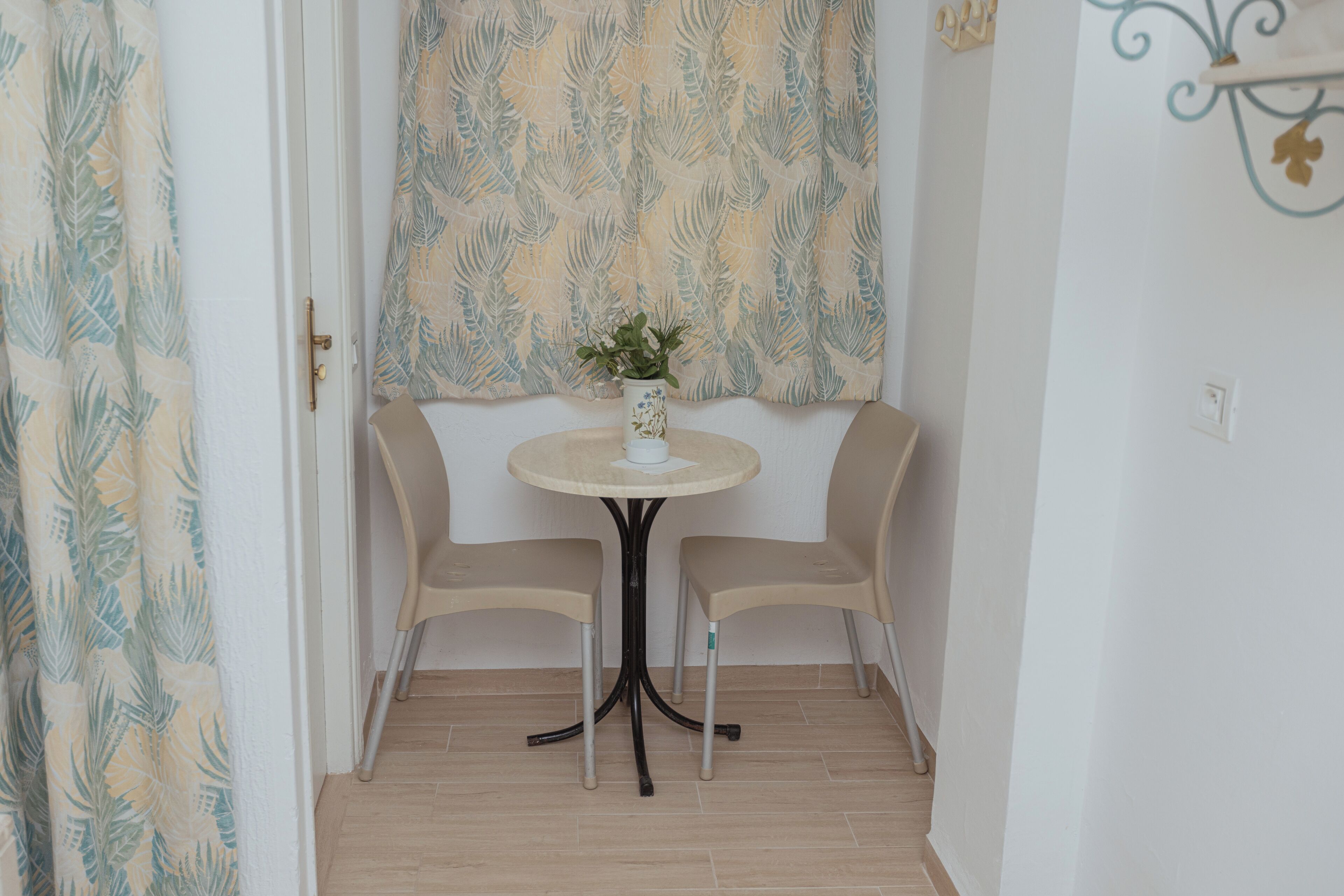 高档床上用品、羽绒被、迷你吧、办公桌