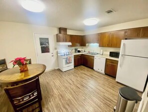 Kylskåp, mikrovågsugn, ugn och spishäll