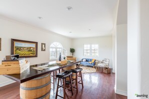 المنشأة من الداخل