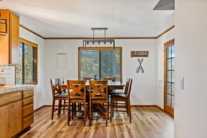 Casa, varias camas, balcón, vista al jardín | Restaurantes