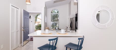 Casa, varias camas, acceso a la piscina, vistas a la piscina (Cozy on Cavendish) | Interior