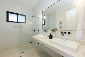 Suihku, pyyhkeet, saippua, sampoo