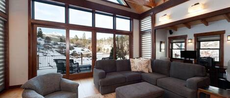 Smart-tv, een open haard, videospelletjes en een dvd-speler