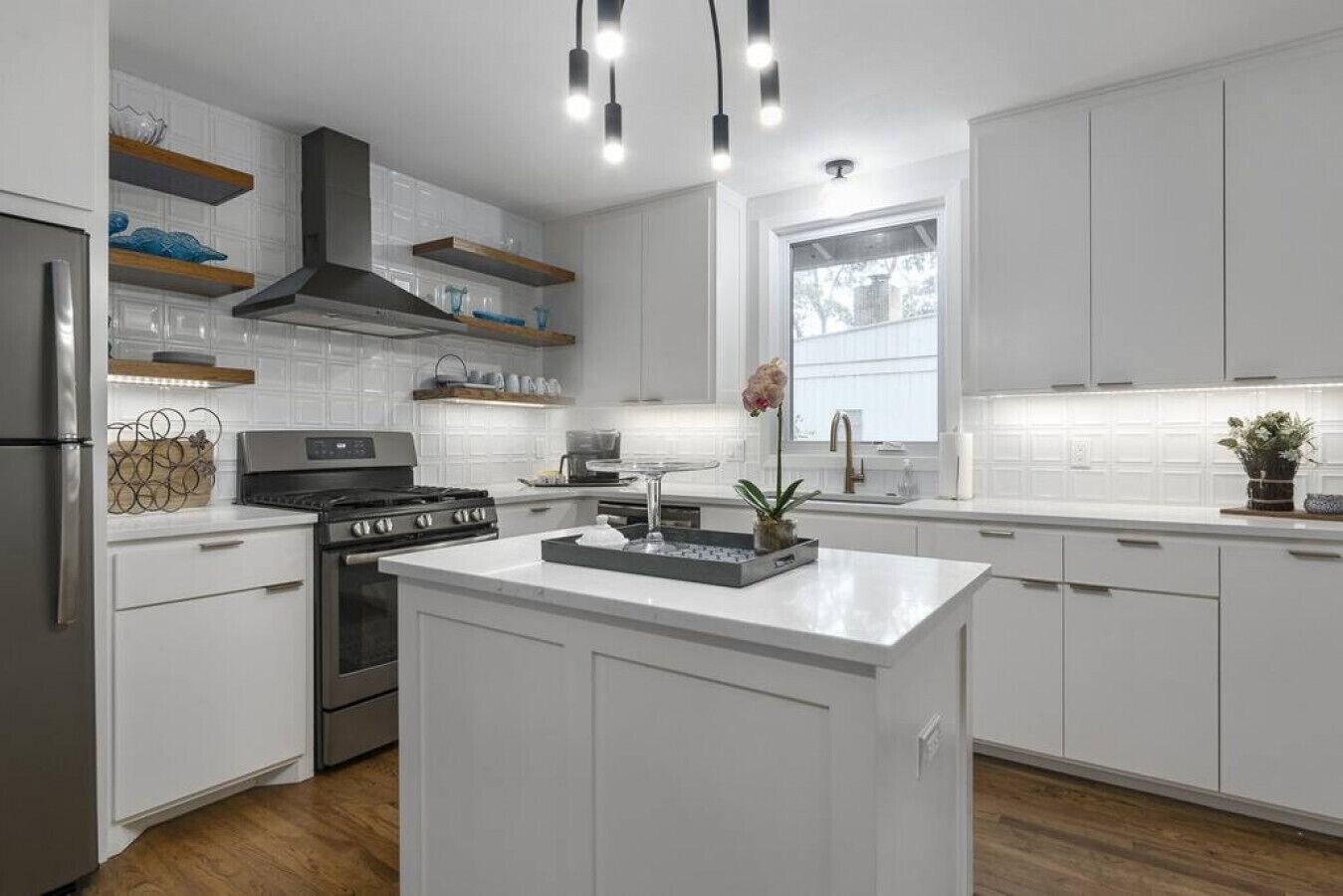 Een microgolfoven, een oven, een kookplaat, een vaatwasser