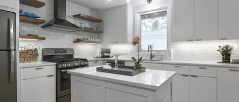 Microondas, horno, parrilla de estufa y lavavajillas